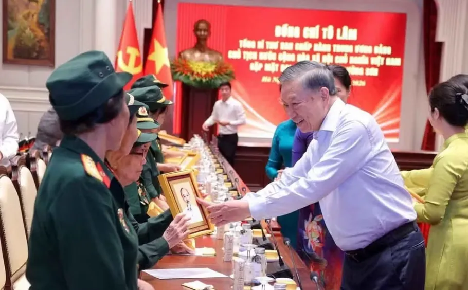 Tổng B&iacute; thư, Chủ tịch nước T&ocirc; L&acirc;m gặp mặt Đại đội nữ l&aacute;i xe Trường Sơn - Ảnh 4.