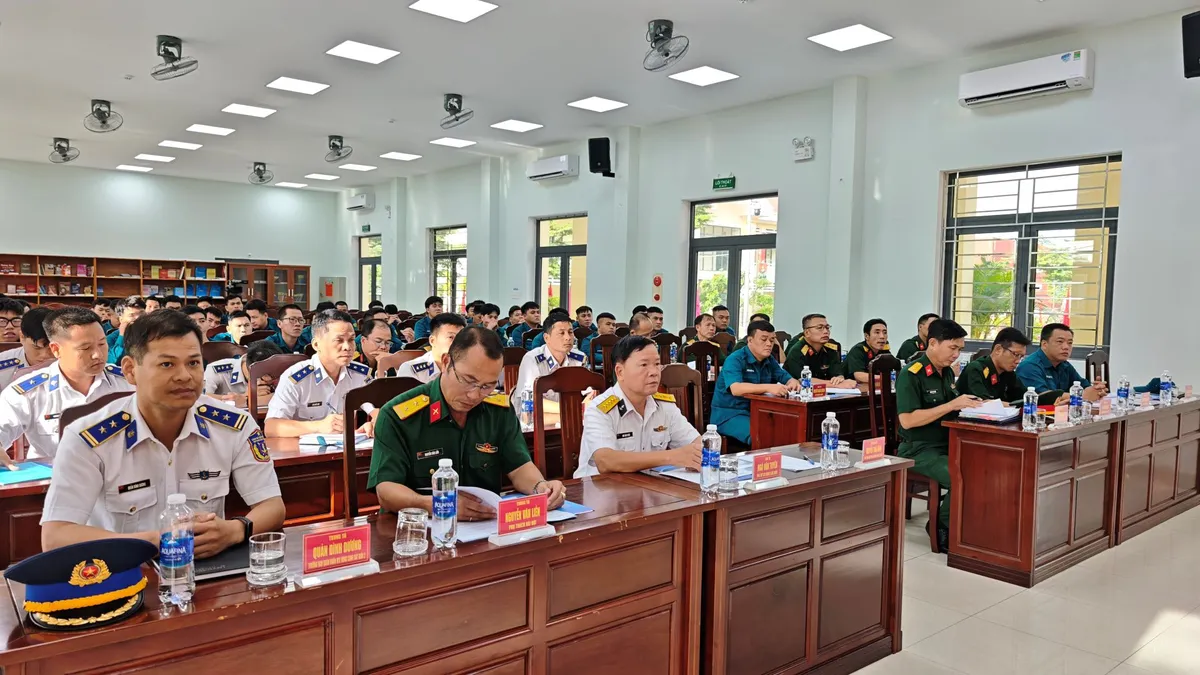 Bộ Tư lệnh Vùng Cảnh sát biển 2 huấn luyện lực lượng dân quân thường trực Đà Nẵng - Ảnh 2.