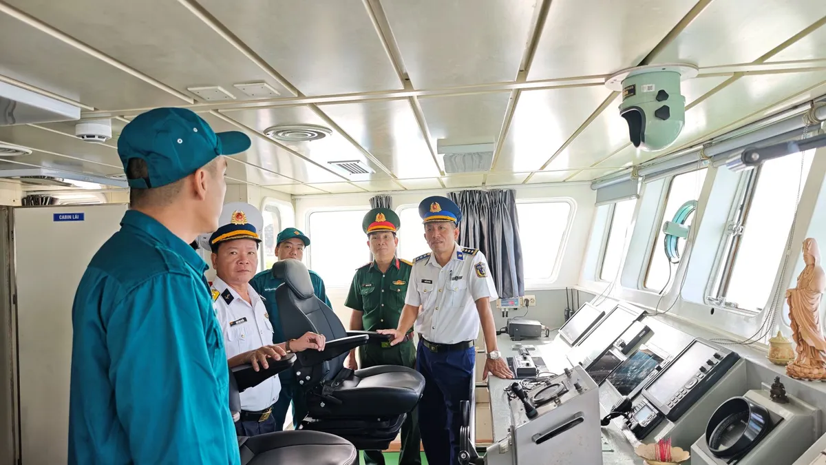 Bộ Tư lệnh Vùng Cảnh sát biển 2 huấn luyện lực lượng dân quân thường trực Đà Nẵng - Ảnh 1.