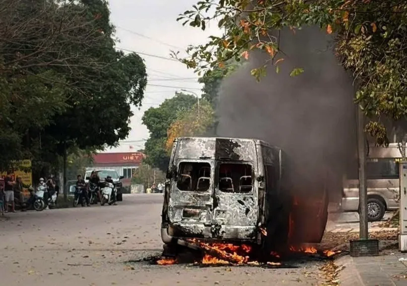 Xe &ocirc; t&ocirc; 16 chỗ ch&aacute;y rụi tr&ecirc;n đường ở Bắc Ninh- Ảnh 2.