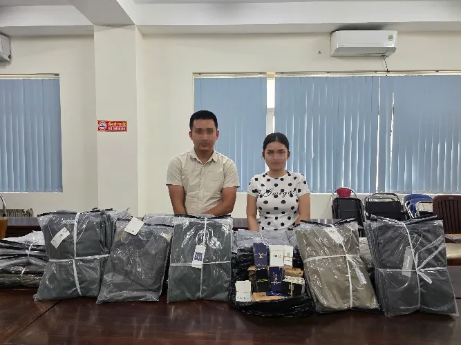 TP Hồ Ch&iacute; Minh: Triệt ph&aacute; đường d&acirc;y sản xuất hơn 14.000 &aacute;o thun giả mạo h&agrave;ng hiệu- Ảnh 2.