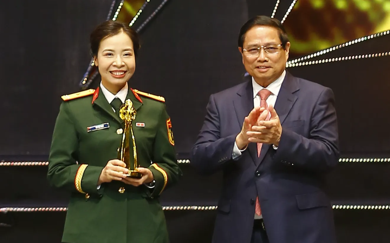 Hậu trường "máu đổi vàng" của ekip nhận giải Vàng thể loại Phóng sự tại LHTHTQ lần thứ 42 Hậu trường "máu đổi vàng" của ekip nhận giải Vàng thể loại Phóng sự tại LHTHTQ lần thứ 42