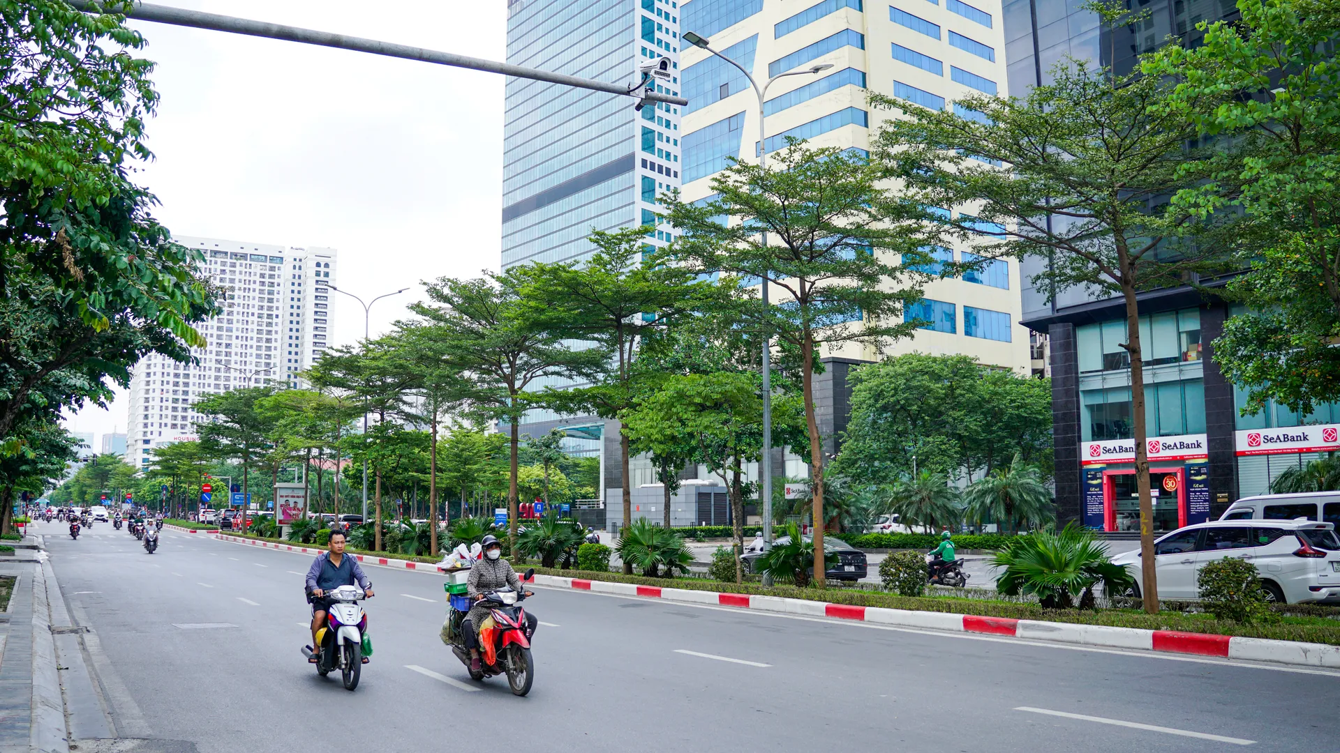 Cận cảnh nút giao thông thí điểm lắp đặt camera trên đường Phạm Văn Bạch (Hà Nội) - Ảnh 3.