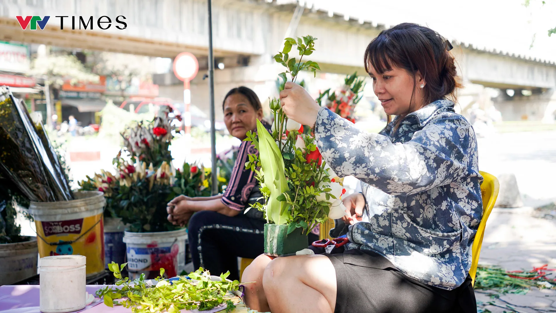 Hà Nội: Giá hoa tươi tăng không đáng kể trong ngày Nhà giáo Việt Nam - Ảnh 6.