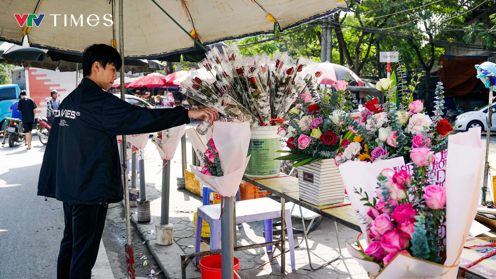 Hà Nội: Giá hoa tươi tăng không đáng kể trong ngày Nhà giáo Việt Nam - Ảnh 3.