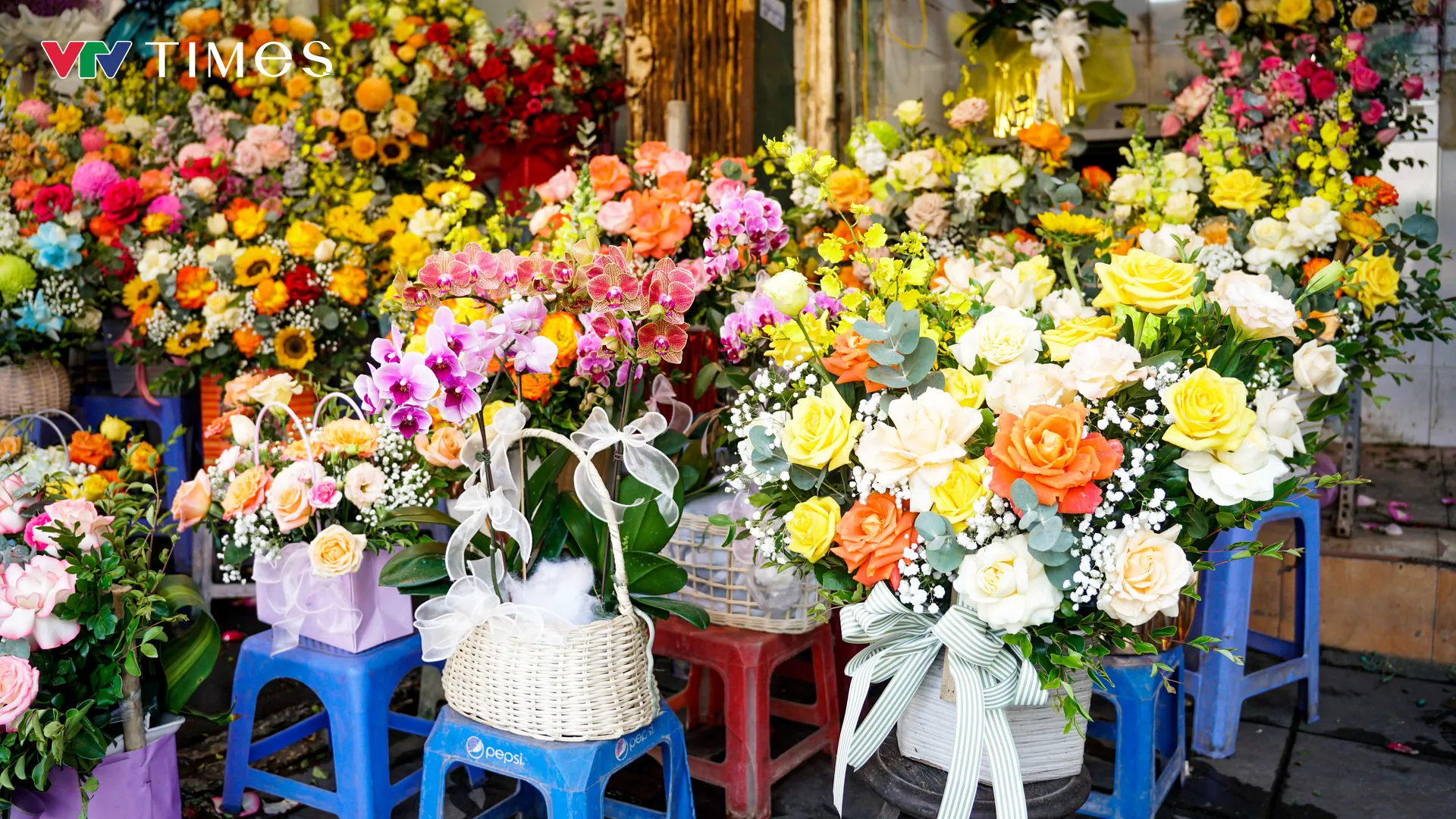 Hà Nội: Giá hoa tươi tăng không đáng kể trong ngày Nhà giáo Việt Nam - Ảnh 1.