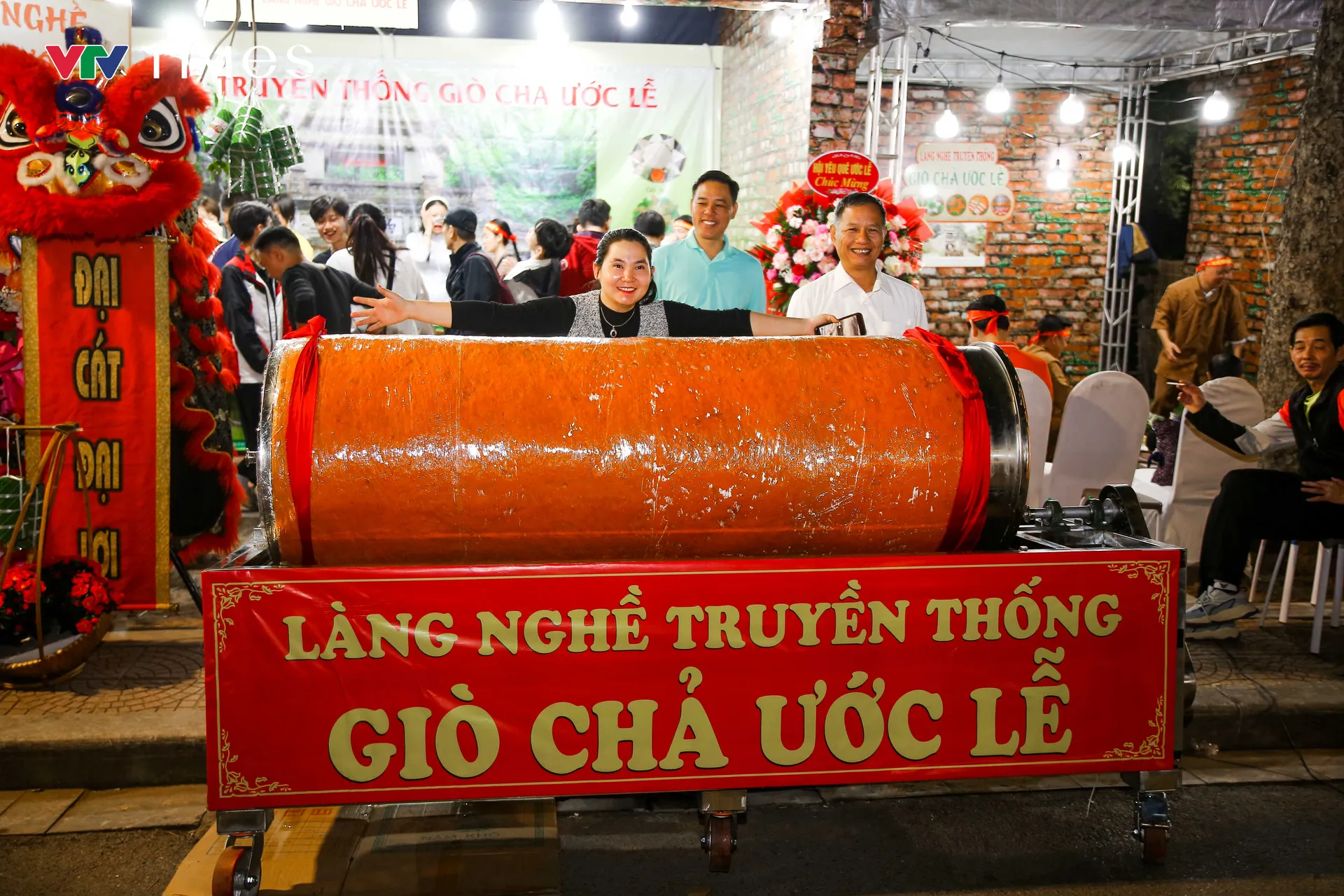 Người dân thích thú thưởng thức ống Chả Quế nặng 120kg - Ảnh 5.