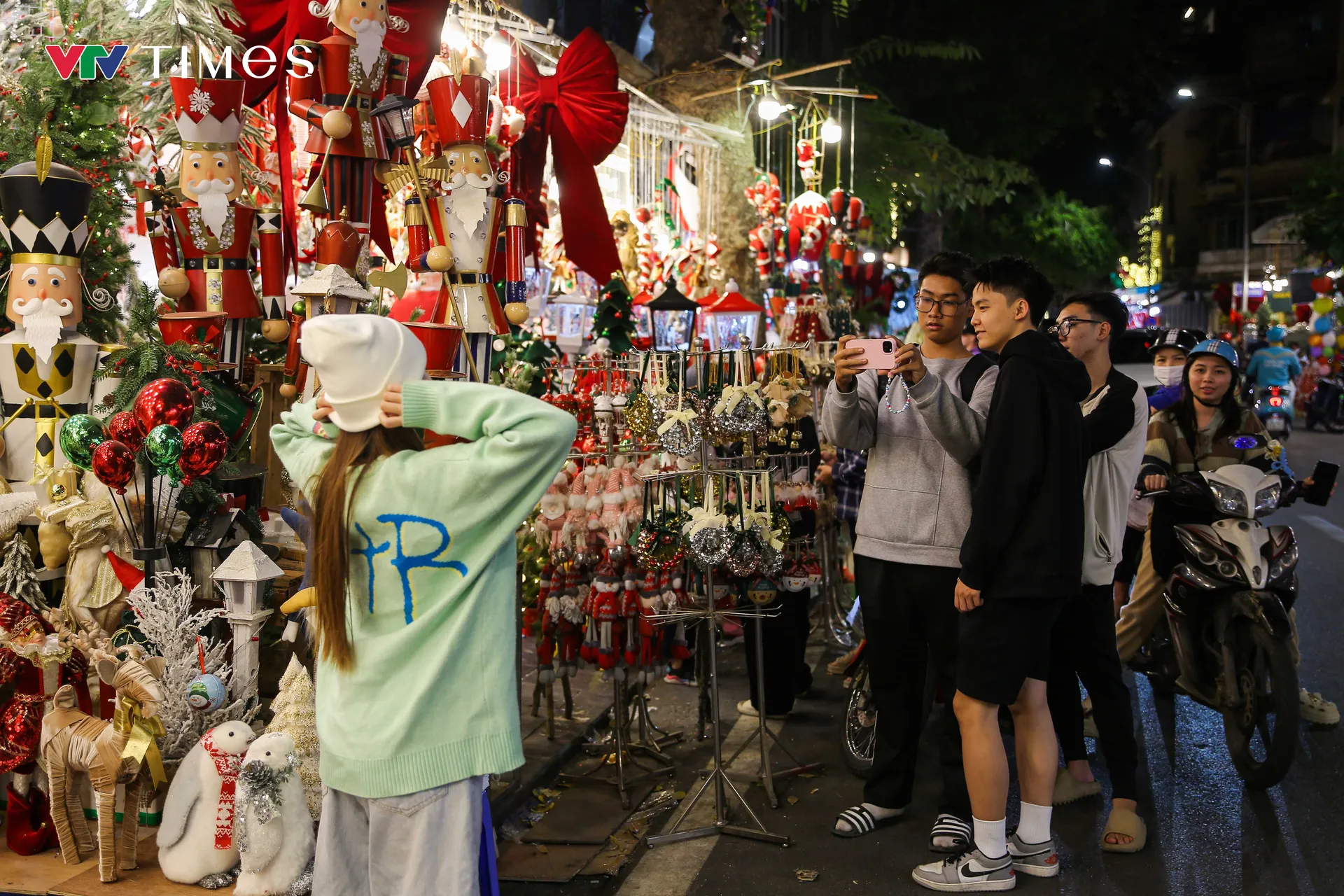 Phố Hàng Mã lung linh, rực rỡ đón Noel - Ảnh 4.