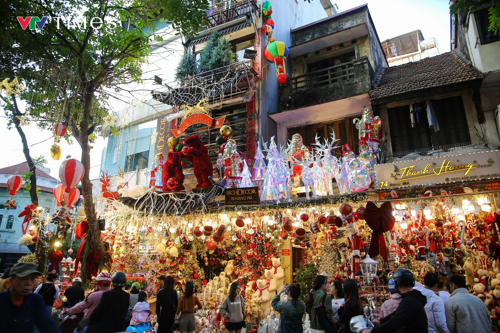 Phố Hàng Mã lung linh, rực rỡ đón Noel - Ảnh 2.