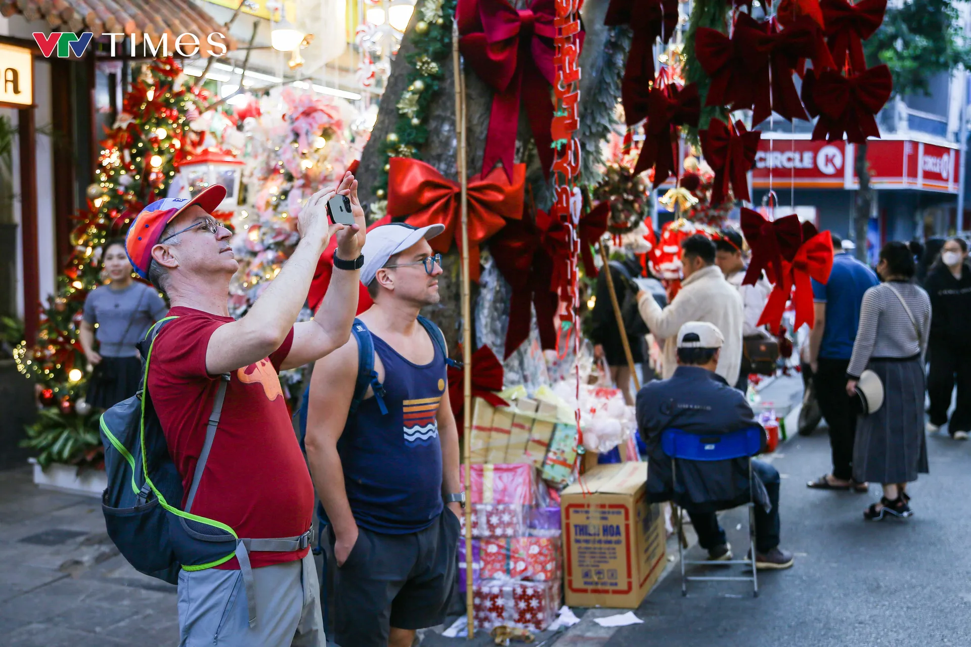 Phố Hàng Mã lung linh, rực rỡ đón Noel - Ảnh 8.