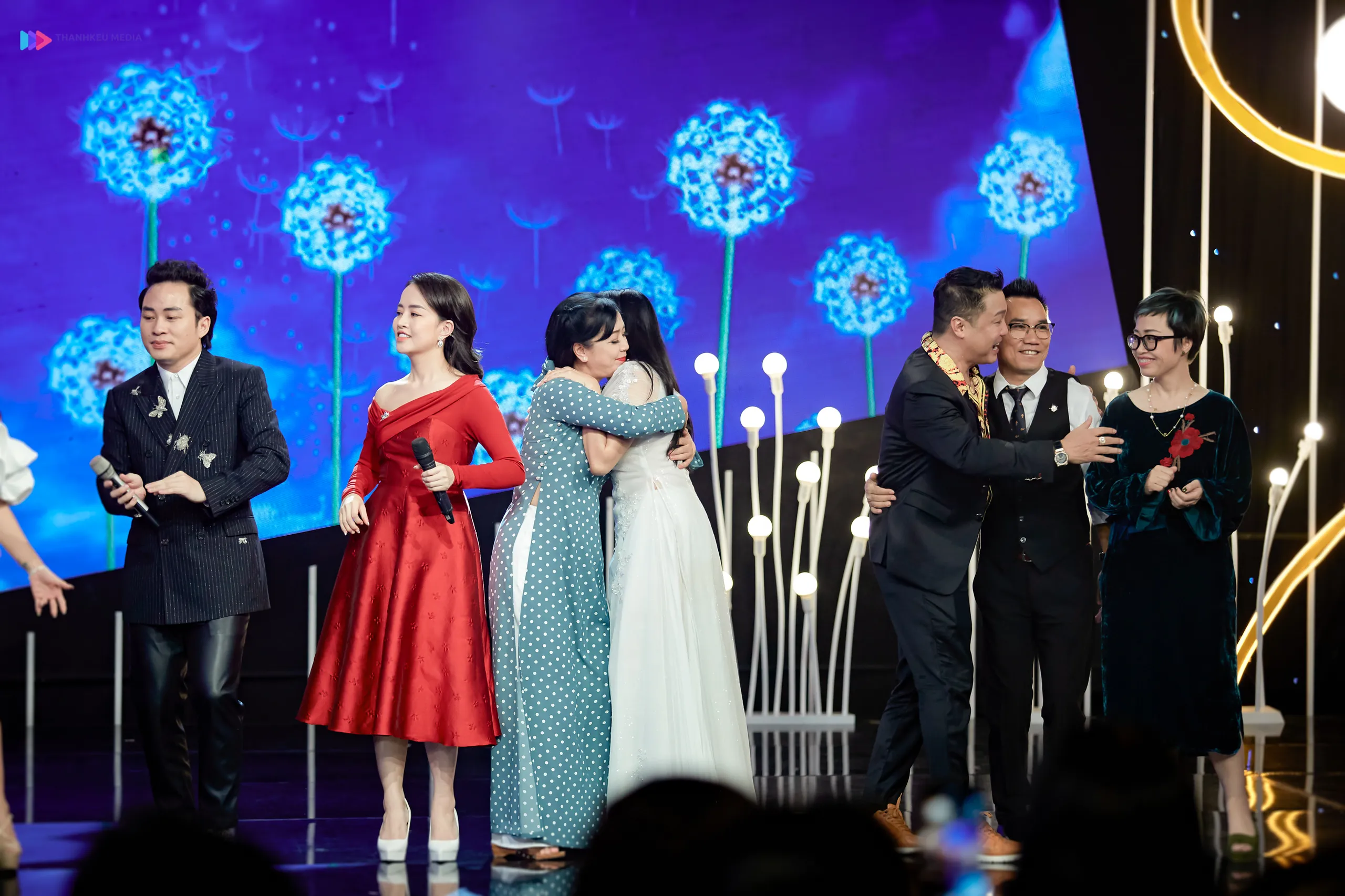 Thanh xu&acirc;n tươi đẹp: H&agrave;nh tr&igrave;nh rực rỡ, cảm x&uacute;c, ấm &aacute;p v&agrave; tr&acirc;n trọng - Ảnh 17.