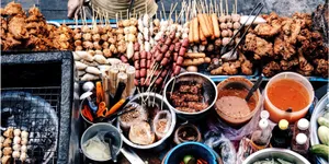 Kinh doanh thức ăn đường phố vi phạm an toàn thực phẩm tại Hà Nội có thể bị phạt đến 120 triệu đồng