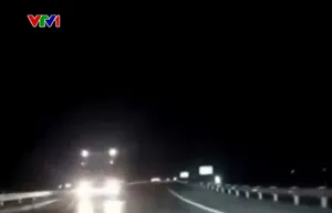 Nguy hiểm ô tô chạy ngược chiều trên cao tốc trong đêm