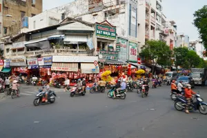 Xuân về rực rỡ trên phố bán đồ trang trí lớn nhất TP HCM
