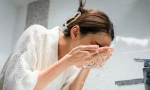Rửa mặt nước nóng hay nước lạnh: Lựa chọn nào tốt hơn cho làn da?