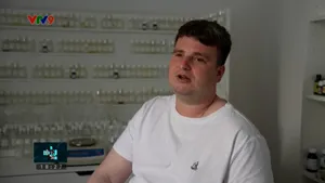 Chàng trai khiếm thị điều chế nước hoa