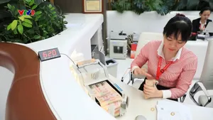 Lãi suất thấp, tiền vẫn chảy mạnh vào hệ thống ngân hàng