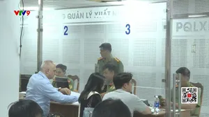 Công an TP. Hồ Chí Minh làm ngoài giờ cấp định danh cho người nước ngoài