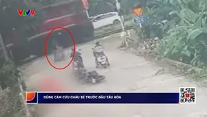 Dũng cảm cứu cháu bé trước mũi tàu hỏa
