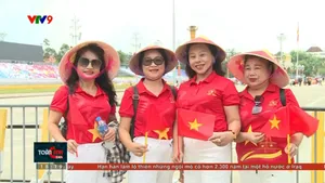 Người dân hân hoan chào mừng ngày lễ lớn