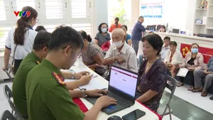 Người dân TP. Hồ Chí Minh vui mừng nhận quà 2/9