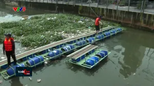 Phao chắn rác giúp người dọn rác không cần lội xuống nước