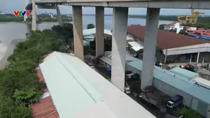 TP. Hồ Chí Minh: Vẫn còn nguy cơ cháy nổ dưới gầm cầu