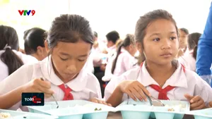 Nỗ lực duy trì bữa ăn bán trú cho học sinh dân tộc thiểu số