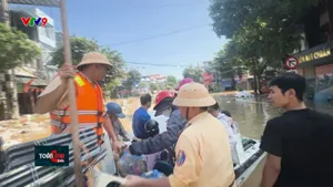 Ấm áp tình người trong bão lũ