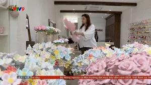 Chế tác hoa bằng gốm sứ hút hàng nhờ độc lạ