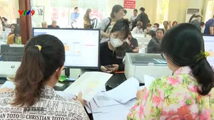 Tăng cán bộ, giảm áp lực hành chính công