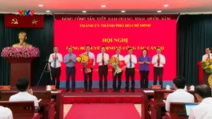 Bí thư thành ủy TP. Hồ Chí Minh trao quyết định Hội đồng nhân dân Thành phố