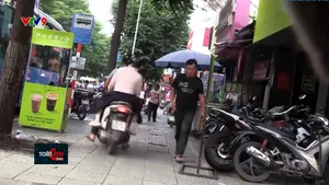 Tái diễn tình trang xe máy leo lên vỉa hè