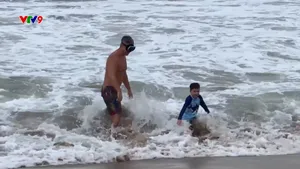 Sóng lớn - Rủi ro khó lường khi tắm biển