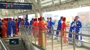 50 cặp đôi rước dâu bằng metro, buýt sông