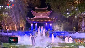 Tôn vinh tà áo dài trong không gian di sản