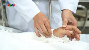 12 giờ căng thẳng nối 2 bàn tay bị chém gần đứt lìa