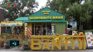 Đến Vạn Lý Trường Thành thưởng thức bánh mì Việt