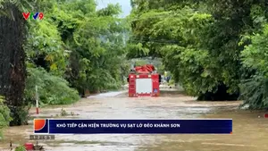 Khó tiếp cận hiện trường vụ sạt lở đèo Khánh Sơn