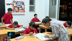 Chuyện bà giáo bán vé số dạy trẻ em cơ nhỡ