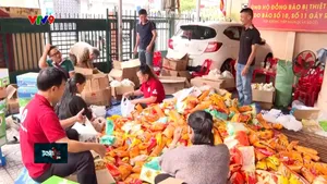 Khẩn trương chuyển nhu yếu phẩm đến tay người dân vùng ngập sâu