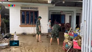 Quân dân cùng nhau dọn dẹp sau mưa lũ