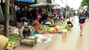 Chợ vùng lụt hoạt động trở lại