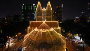 Nhà thờ Đức Bà thắp sáng trung tâm TP Hồ Chí Minh, tăng sức hút cảnh quan mùa lễ hội