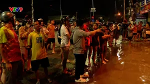 Lâm Đồng: Nước dâng cao, xuyên đêm đưa dân đến nơi an toàn