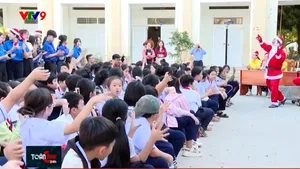 Giáng sinh sẻ chia đến trẻ em vùng lũ