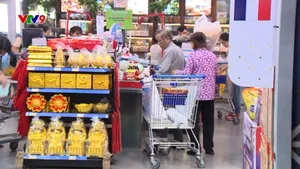 Người tiêu dùng thận trọng mua sắm Tết