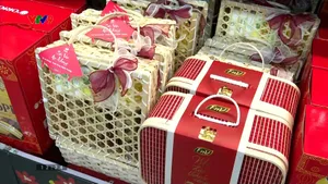 Rộn ràng thị trường giỏ quà Tết sớm