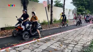 Xe máy đi vào làn đường xe đạp