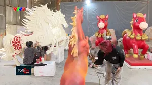 Xưởng sản xuất linh vật tất bật vào vụ Tết